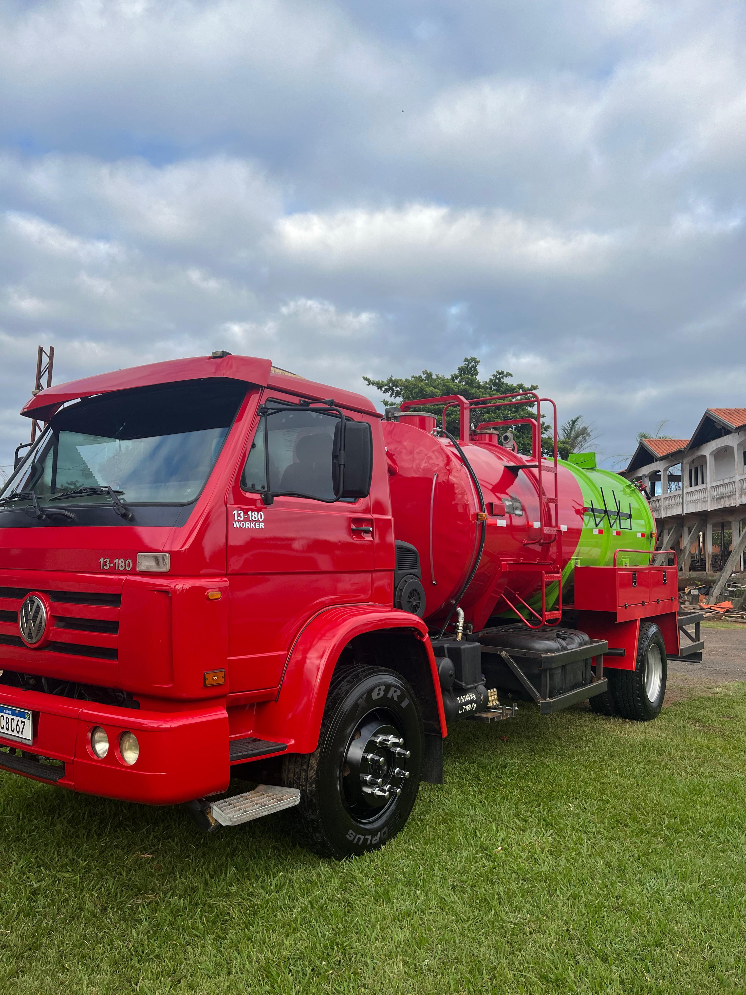 Equipe EcoValen com caminhão de sucção